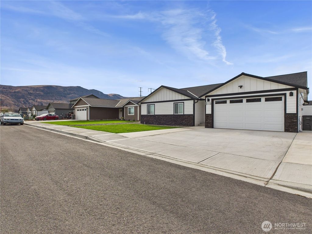 Photo of 1408 Douglas Avenue, Rock Island, WA 98850 (MLS # 2447194)