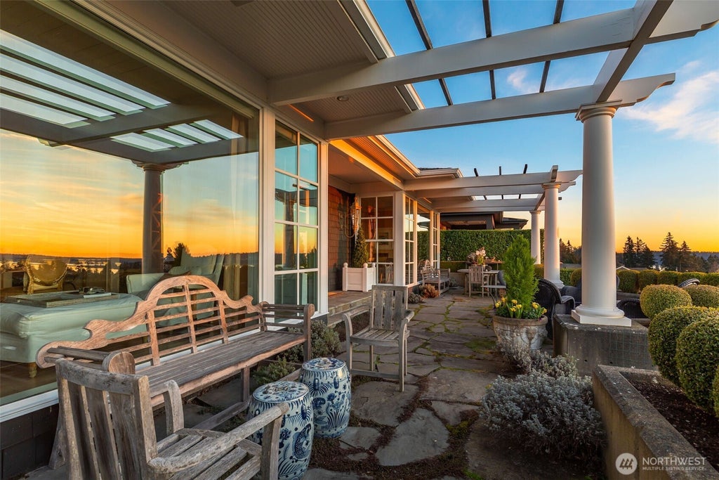 Photo of 9400 Vineyard Crest Crst, Bellevue, WA 98004 (MLS # 2575418)
