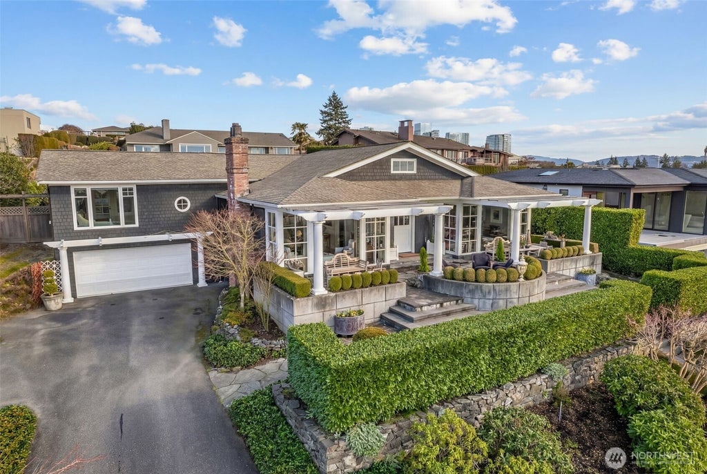 Photo of 9400 Vineyard Crest Crst, Bellevue, WA 98004 (MLS # 2575418)