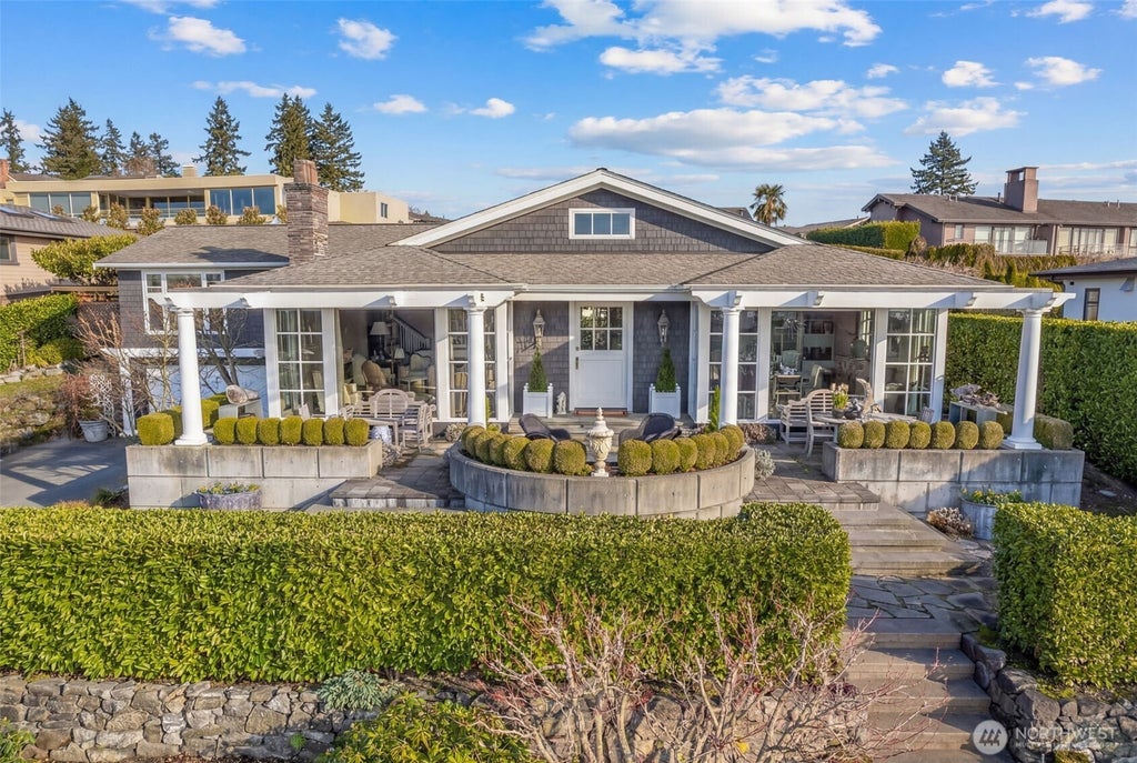 Photo of 9400 Vineyard Crest Crst, Bellevue, WA 98004 (MLS # 2575418)