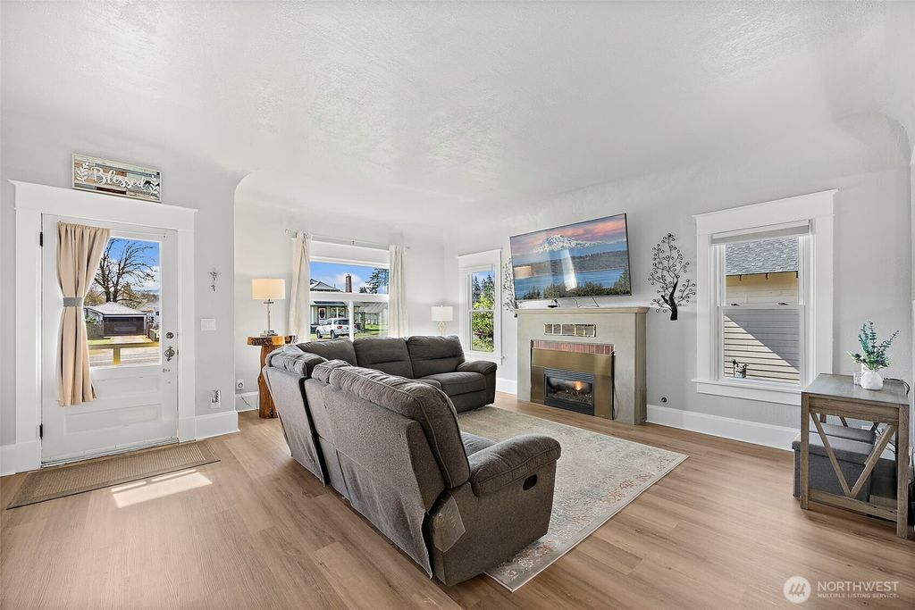 Photo of 211 Calistoga Street E, Orting, WA 98360 (MLS # 2508983)