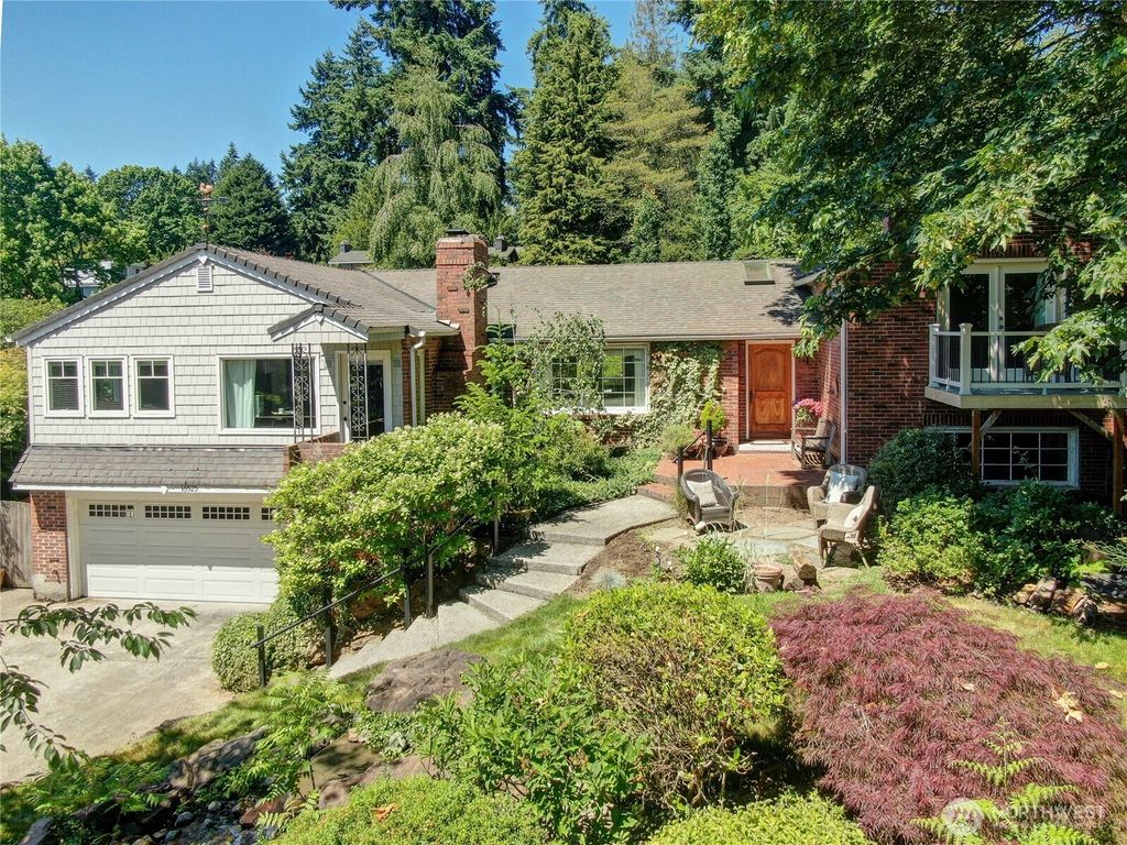 Photo of 16525 39th Avenue NE, Lake Forest Park, WA 98155 (MLS # 2396131)