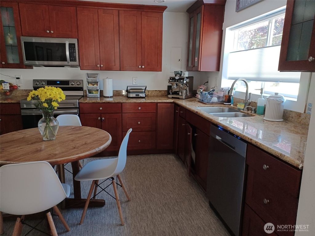 Photo of 9453 palatine Avenue N, Seattle, WA 98103 (MLS # 2468508)