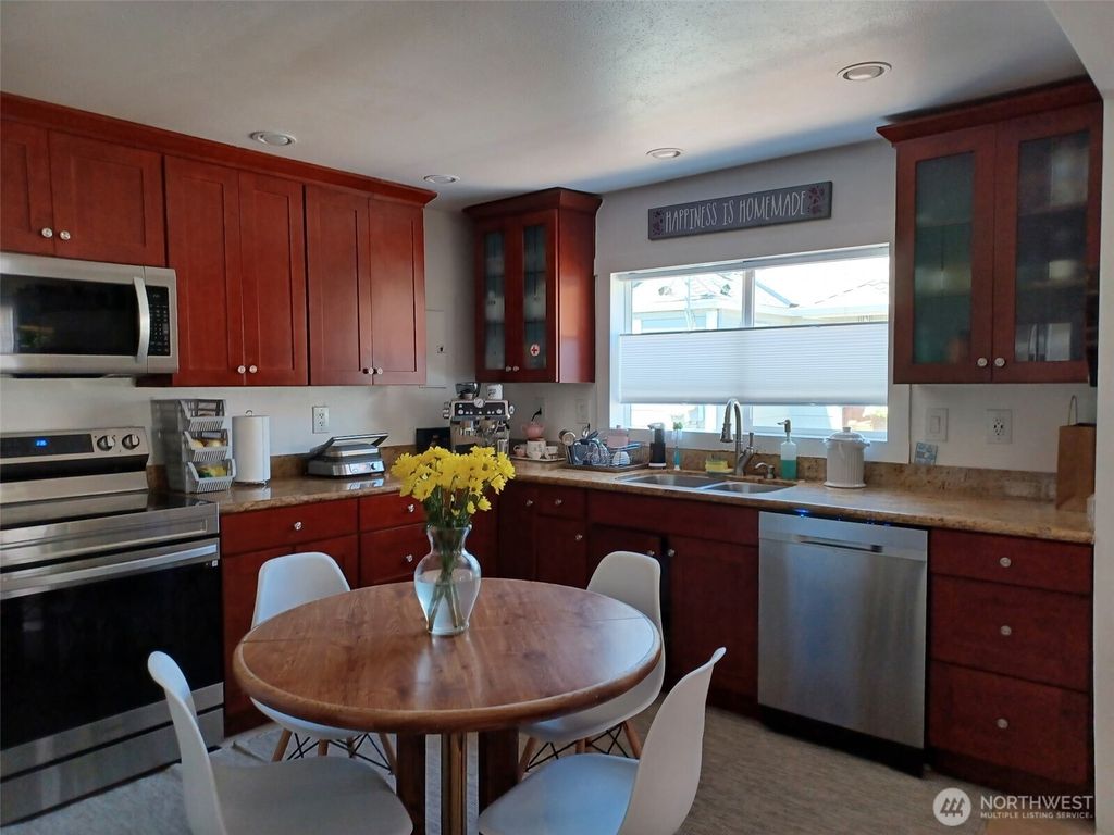 Photo of 9453 palatine Avenue N, Seattle, WA 98103 (MLS # 2468508)