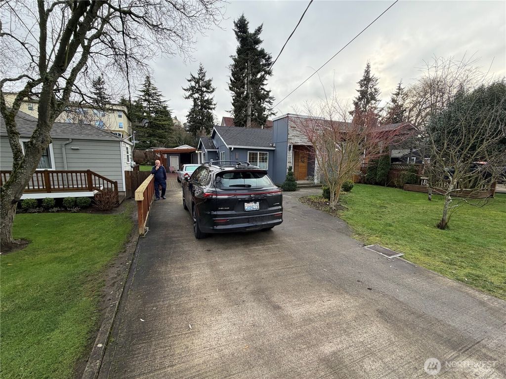 Photo of 9453 palatine Avenue N, Seattle, WA 98103 (MLS # 2468508)
