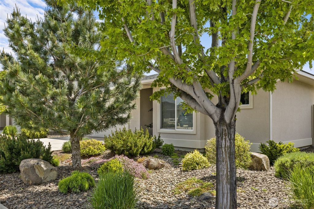 Photo of 106 E Chason, Ellensburg, WA 98926 (MLS # 2527950)