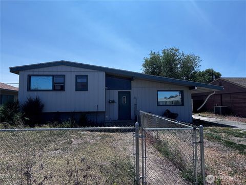 Photo of 927 E Cherry Avenue, Moses Lake, WA 98837 (MLS # 2385761)