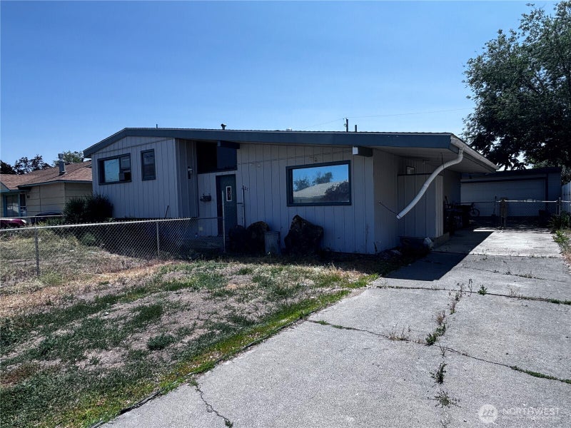 927 E Cherry Avenue