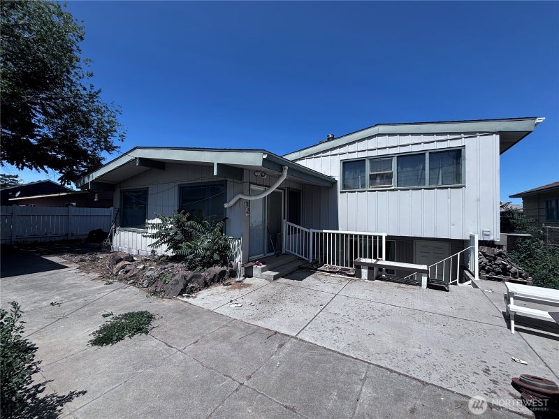 927 E Cherry Avenue