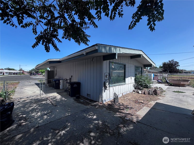 927 E Cherry Avenue