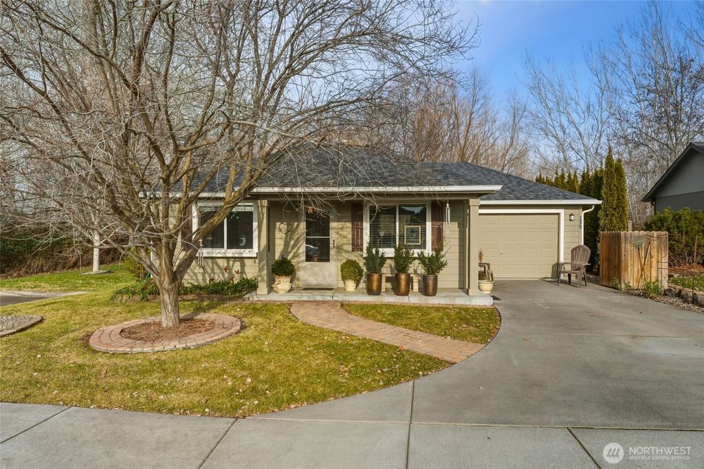 Photo of 1320 SW Riparian Court, College Place, WA 99324 (MLS # 2467228)