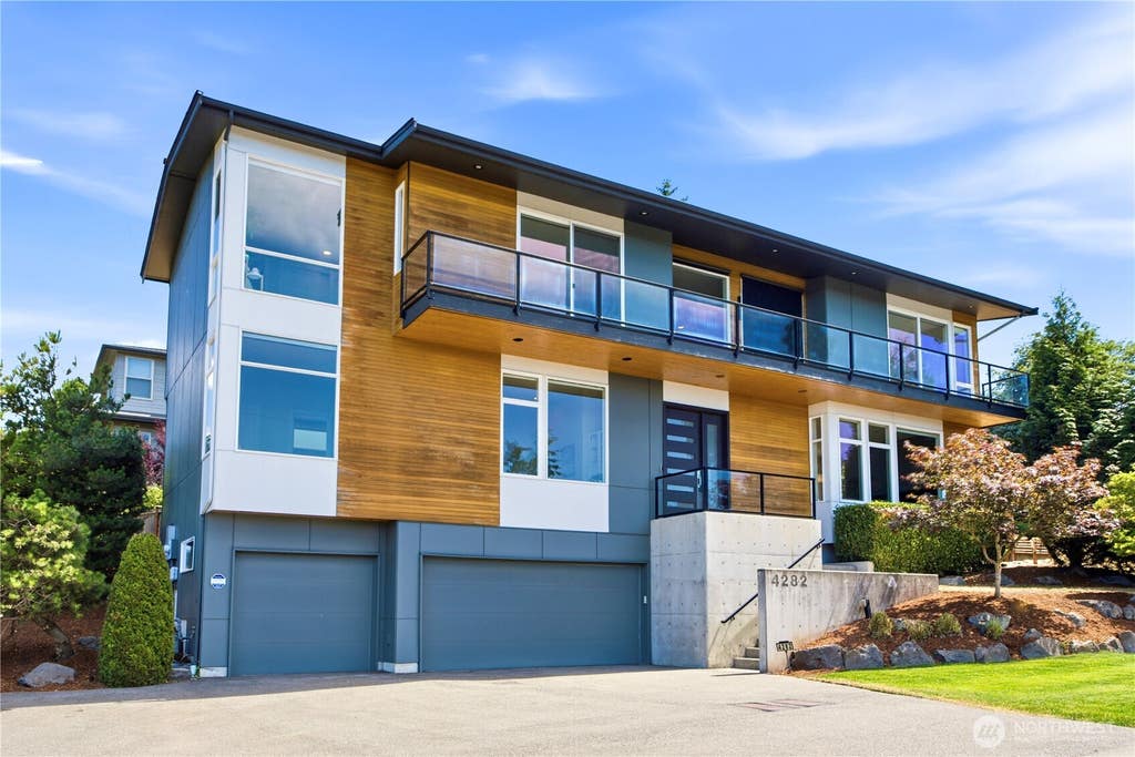 Photo of 4282 131st Place SE, Bellevue, WA 98006 (MLS # 2561343)