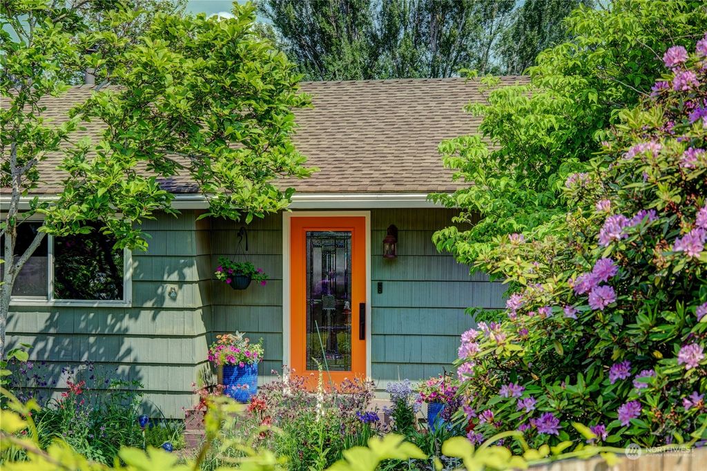 Photo of 6840 NE 153rd Place, Kenmore, WA 98028 (MLS # 2072687)