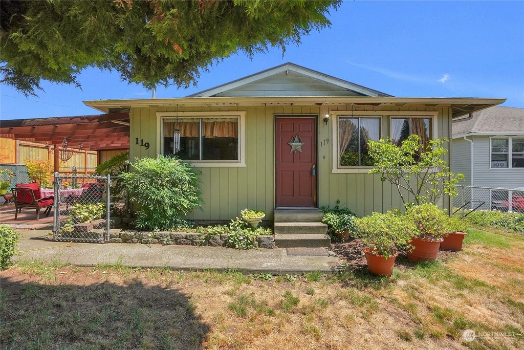 Photo of 119 Avenue E, Snohomish, WA 98290 (MLS # 2126177)