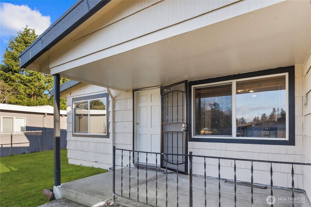 Photo of 31368 13th Avenue S, Federal Way, WA 98003 (MLS # 2468219)