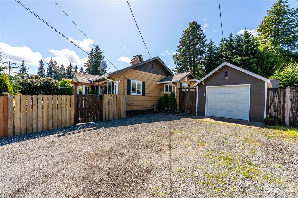 Photo of 5226 Fleming Street, Everett, WA 98203 (MLS # 2235266)