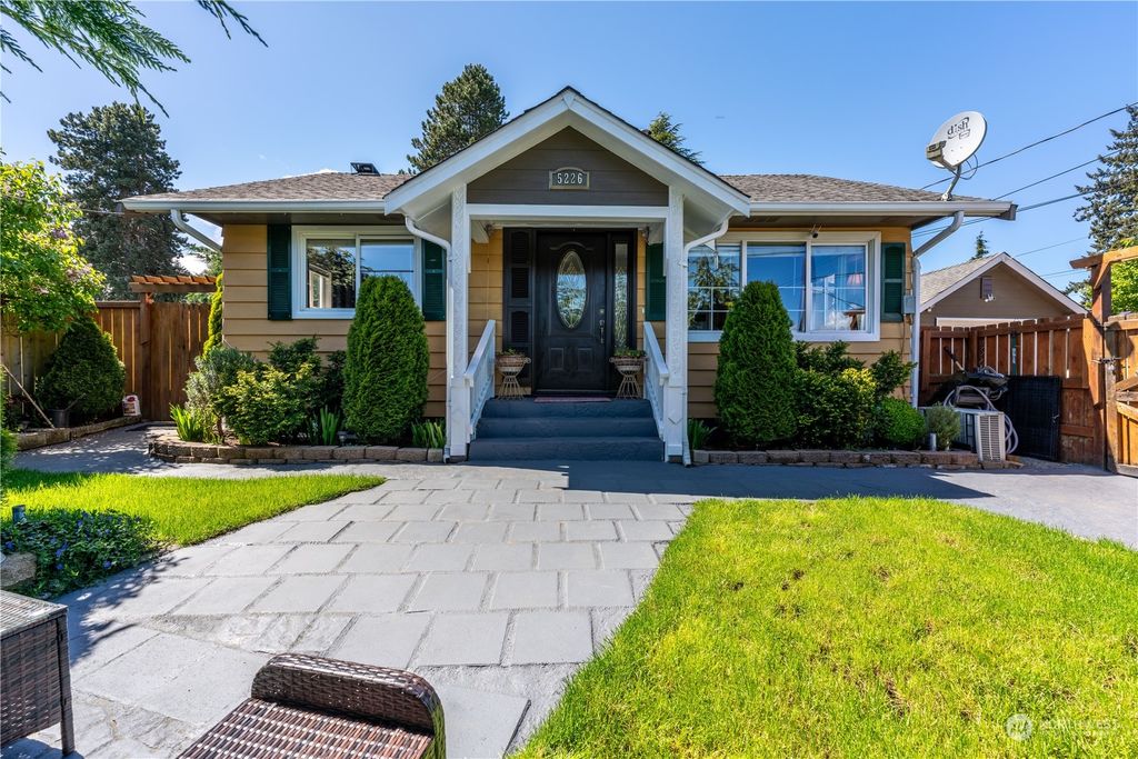 Photo of 5226 Fleming Street, Everett, WA 98203 (MLS # 2235266)