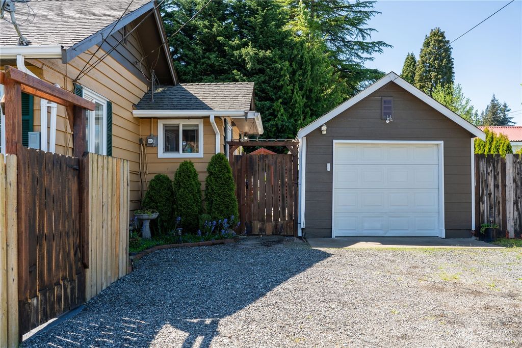 Photo of 5226 Fleming Street, Everett, WA 98203 (MLS # 2235266)