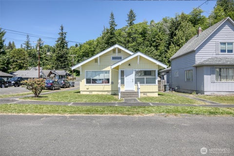 Photo of 401 Chenault Avenue, Hoquiam, WA 98550 (MLS # 2581779)