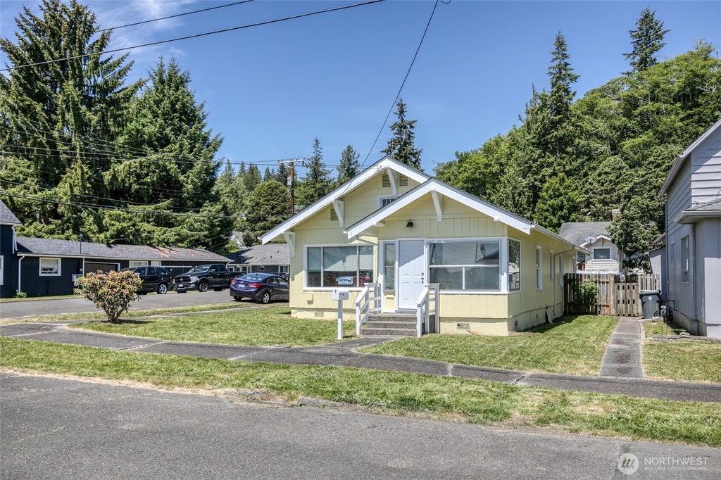 Photo of 401 Chenault Avenue, Hoquiam, WA 98550 (MLS # 2581779)