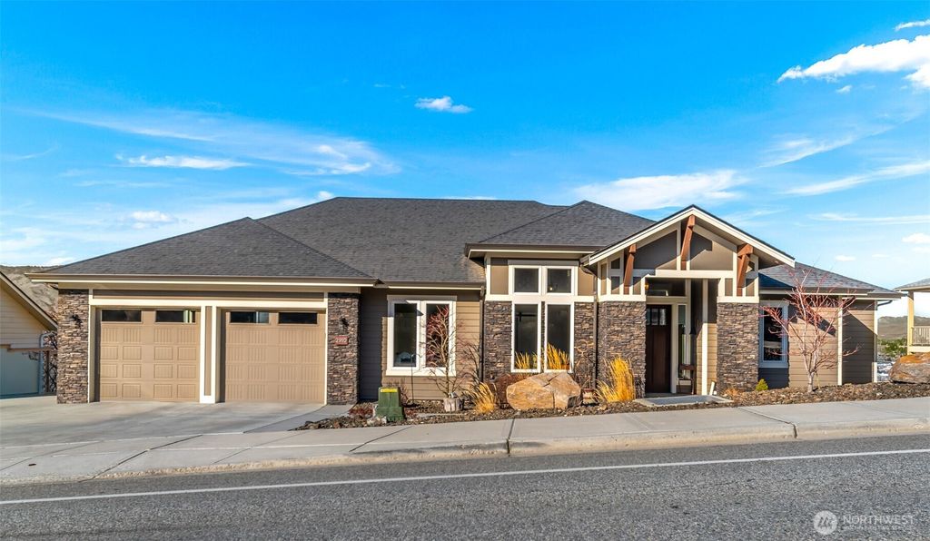 Photo of 2910 N Baker Avenue, East Wenatchee, WA 98802 (MLS # 2478800)
