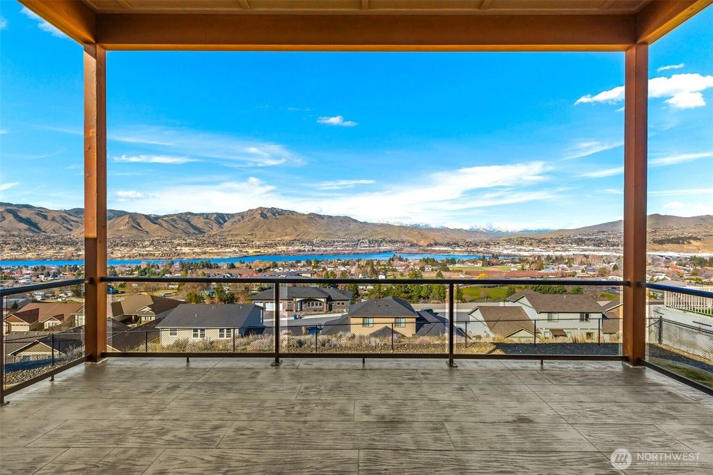 Photo of 2910 N Baker Avenue, East Wenatchee, WA 98802 (MLS # 2478800)