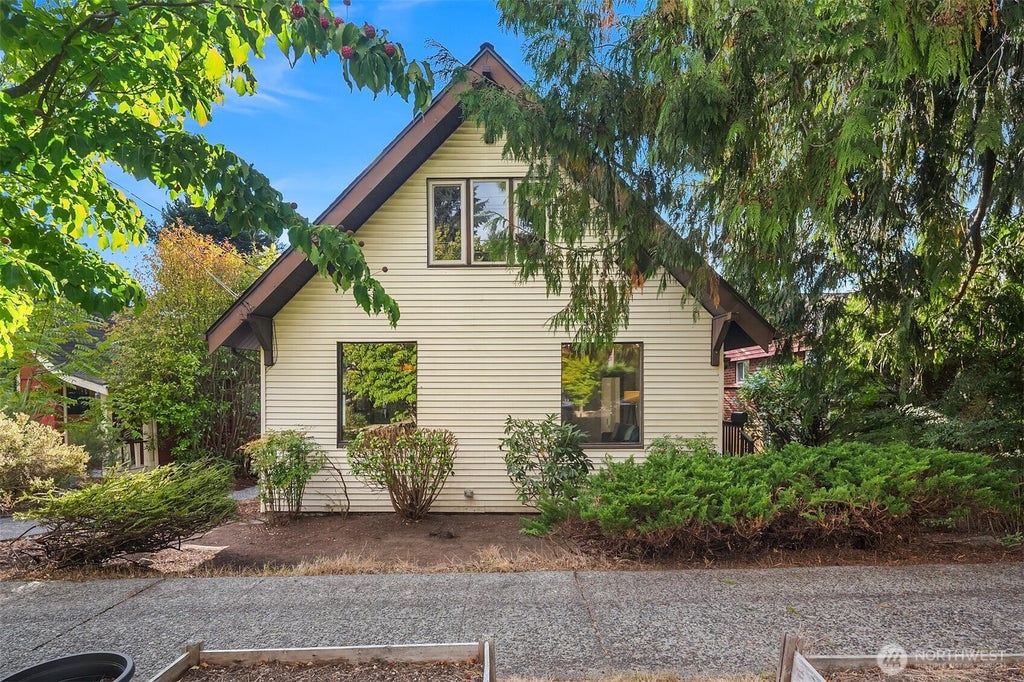 Photo of 6827 28th Avenue NE, Seattle, WA 98115 (MLS # 2579275)