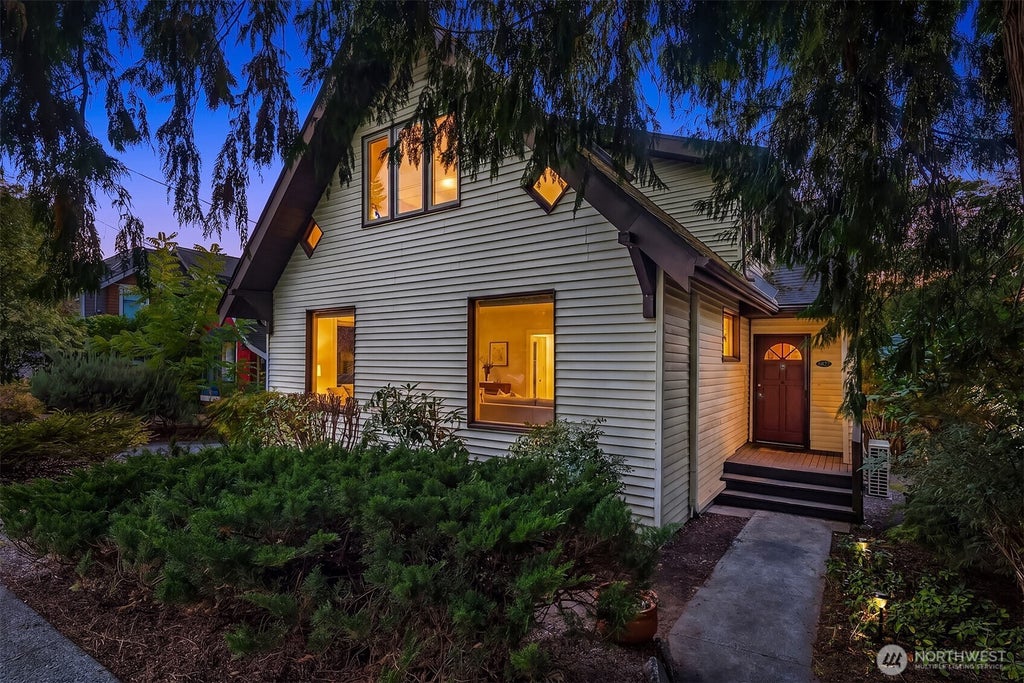 Photo of 6827 28th Avenue NE, Seattle, WA 98115 (MLS # 2579275)