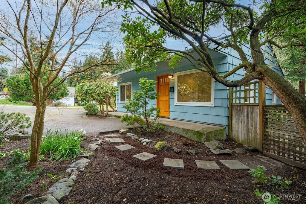 Photo of 16334 25th Avenue NE, Shoreline, WA 98155 (MLS # 2348774)