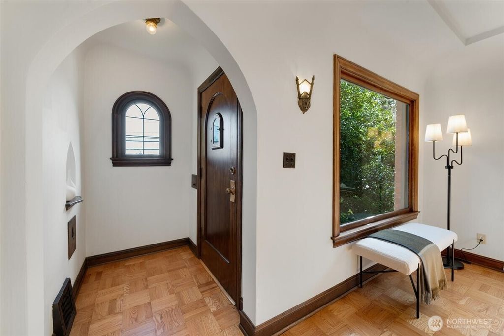 Photo of 6517 Fremont Avenue N, Seattle, WA 98103 (MLS # 2501211)