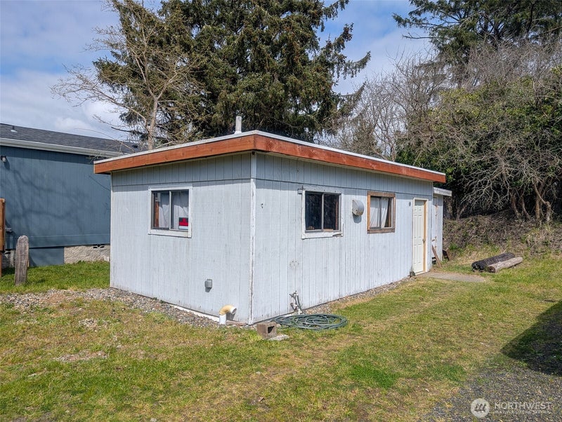808 Magellan Avenue NE