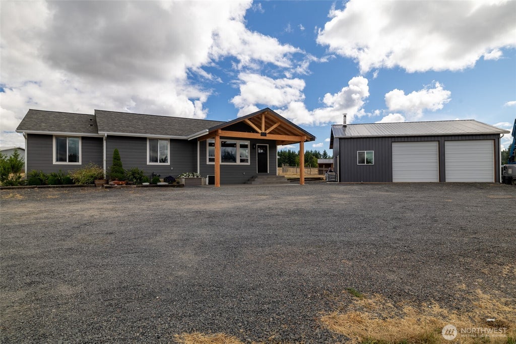 Photo of 193 Schoolhouse Road, Winlock, WA 98596 (MLS # 2575523)