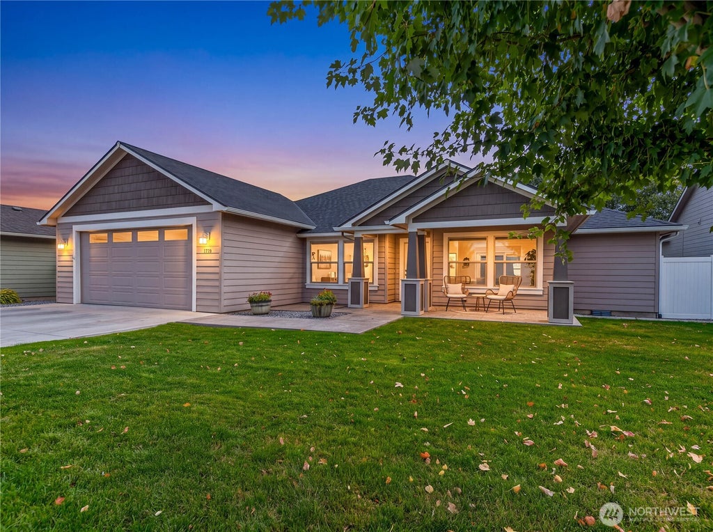 Photo of 1719 Brambling Brae LN, Wenatchee, WA 98801 (MLS # 2582088)
