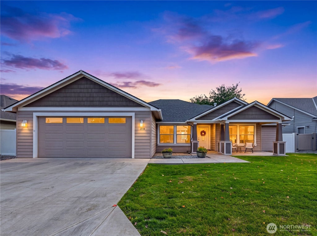 Photo of 1719 Brambling Brae LN, Wenatchee, WA 98801 (MLS # 2582088)