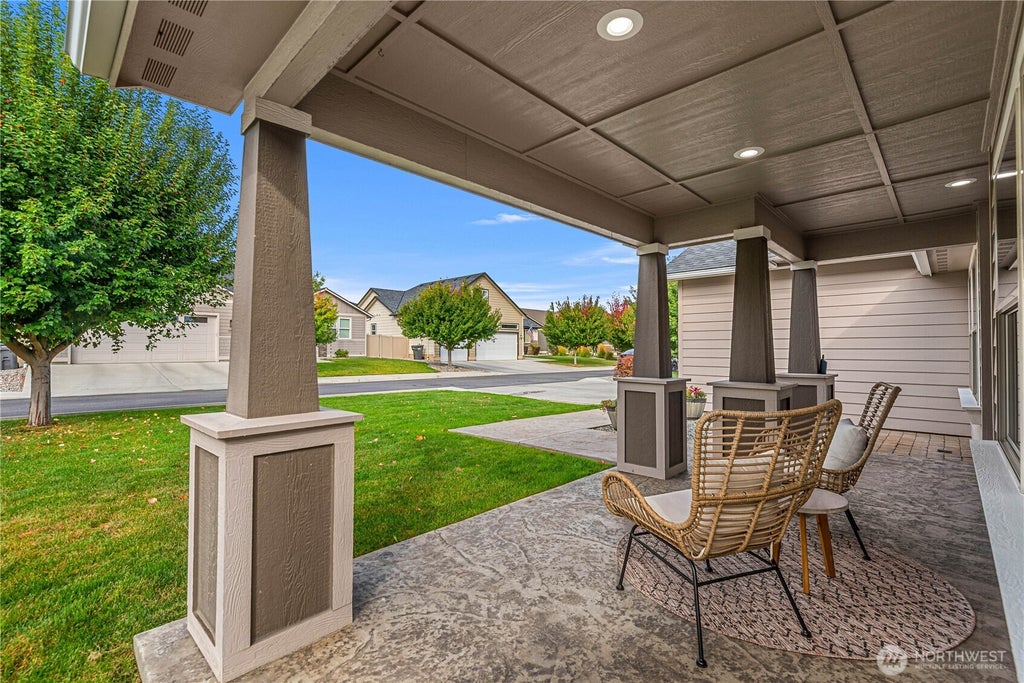 Photo of 1719 Brambling Brae LN, Wenatchee, WA 98801 (MLS # 2582088)