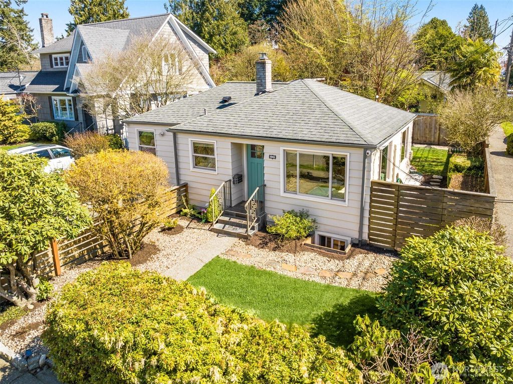 Photo of 9102 12th Avenue NE, Seattle, WA 98115 (MLS # 2496144)