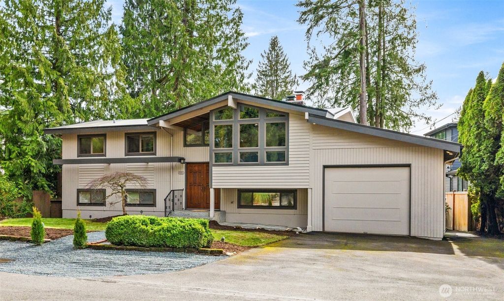 Photo of 10313 NE 113th Place, Kirkland, WA 98033 (MLS # 2347158)