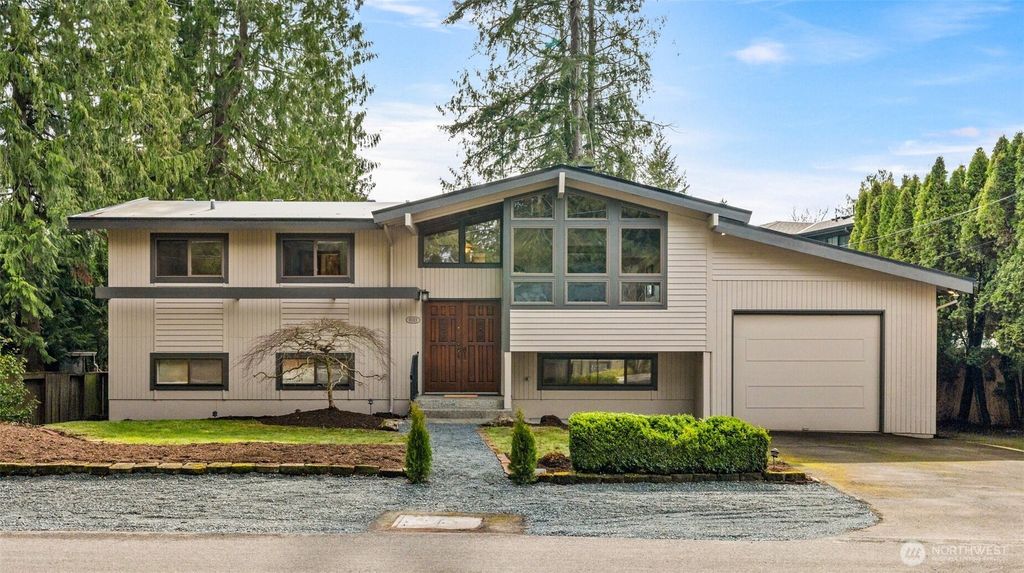 Photo of 10313 NE 113th Place, Kirkland, WA 98033 (MLS # 2347158)