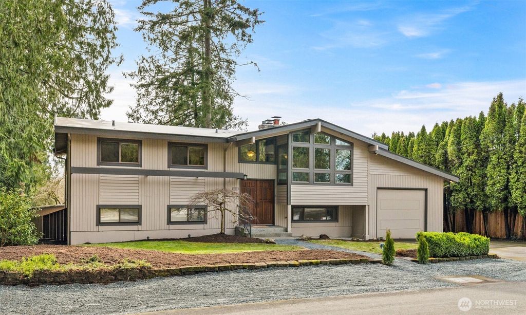 Photo of 10313 NE 113th Place, Kirkland, WA 98033 (MLS # 2347158)