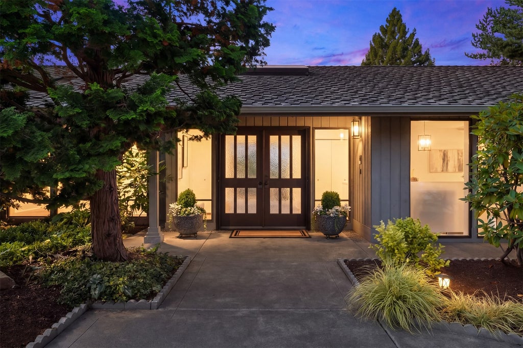 Photo of 2325 88th Avenue NE, Clyde Hill, WA 98004 (MLS # 2591931)