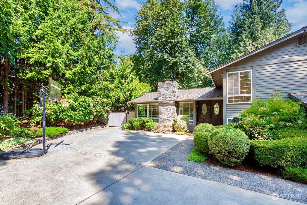 Photo of 20022 SE 20th Pl Pl, Sammamish, WA 98075 (MLS # 2245247)