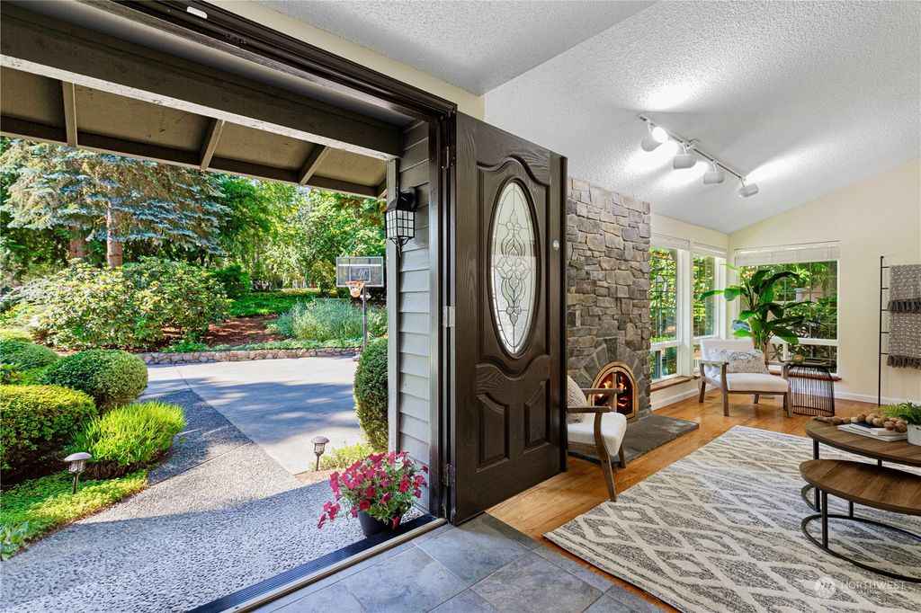 Photo of 20022 SE 20th Pl Pl, Sammamish, WA 98075 (MLS # 2245247)