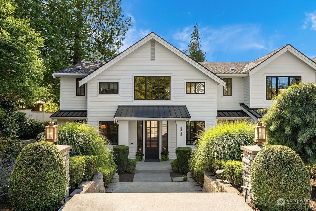 Photo of 3823 94th Avenue NE, Yarrow Point, WA 98004 (MLS # 2261438)