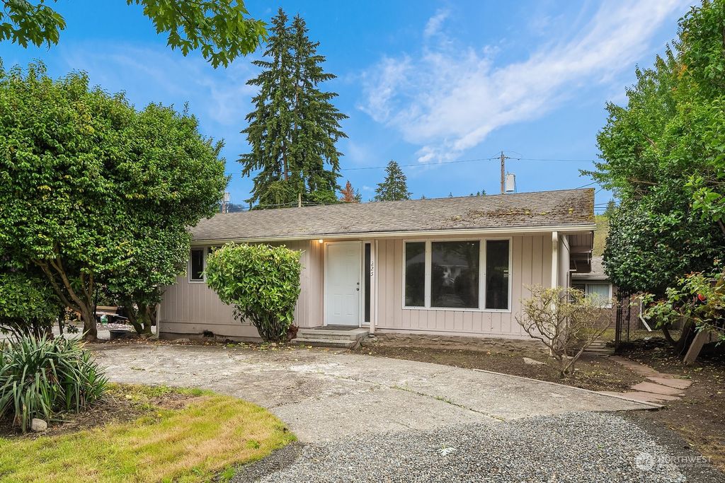 Photo of 225 E Sunset Way, Issaquah, WA 98027 (MLS # 2271089)