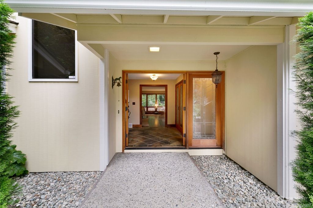 Photo of 13422 NE 54th Place, Bellevue, WA 98005 (MLS # 2149234)