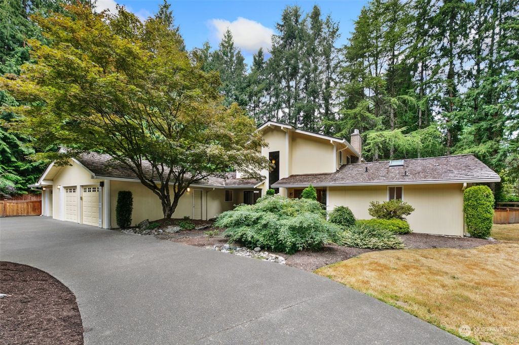 Photo of 13422 NE 54th Place, Bellevue, WA 98005 (MLS # 2149234)