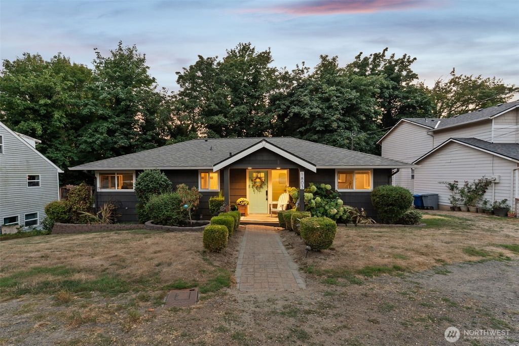 Photo of 1803 Lake Avenue S, Renton, WA 98055 (MLS # 2432187)