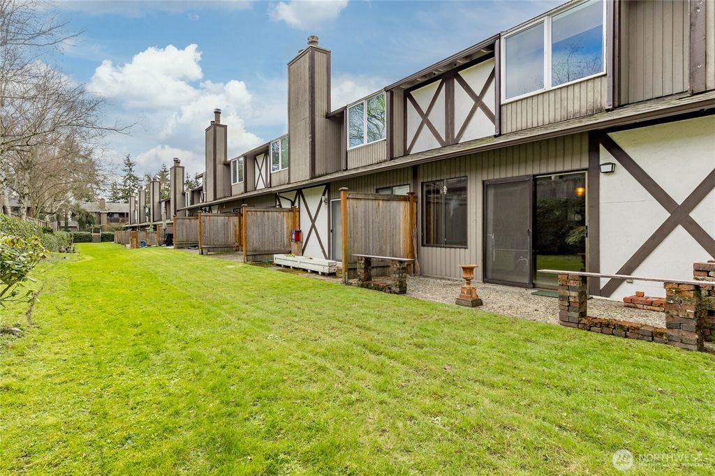 Photo of 317 SW 112th Street #302, Seattle, WA 98146 (MLS # 2486941)