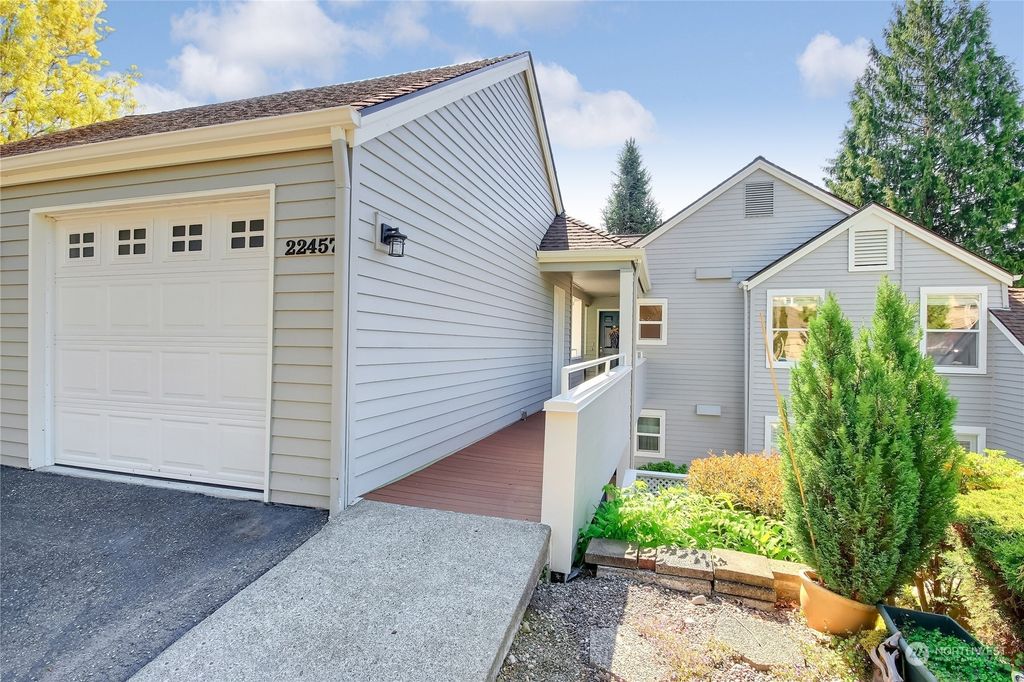 Photo of 22457 SE 42nd Terrace, Issaquah, WA 98029 (MLS # 2057161)