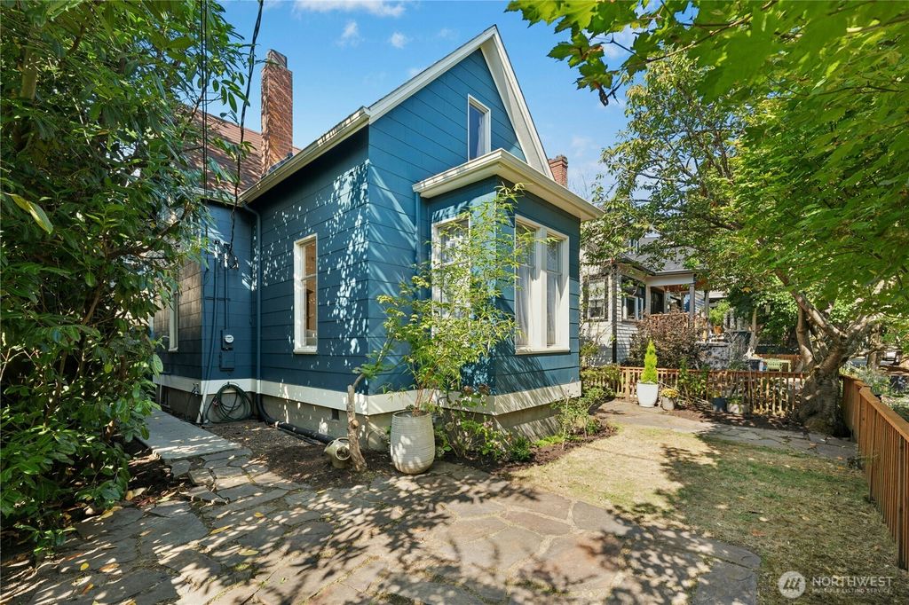 Photo of 521 20th Avenue E, Seattle, WA 98112 (MLS # 2438447)